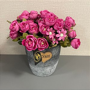 ARRANJO COM FLORES ROSAS EM VASO DE CERAMICA