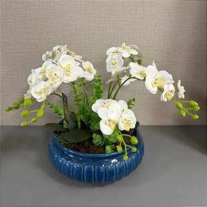 ARRANJO COM MINI ORQUÍDEAS BRANCAS E VASO AZUL DE CERAMICA