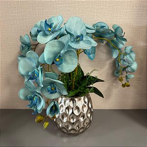 ARRANJO COM ORQUÍDEAS AZUL E VASO DE VIDRO PRATA