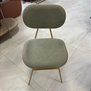 CADEIRA ANALU COM O TECIDO VERDE E PÉS EM METAL