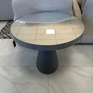 MESA LATERAL COM BASE EM COURO CINZA