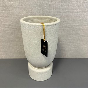 VASO DE CERAMICA BEGE COM DETALHE EM METAL PRATA