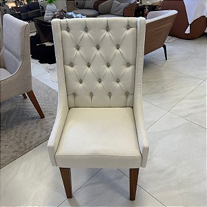 POLTRONA COM OS PÉS EM MADEIRA
