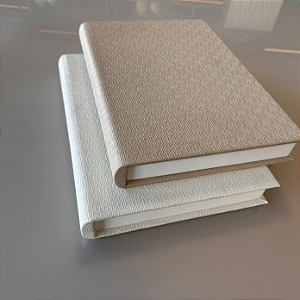 CAIXA LIVRO REVESTIDA EM PU BRANCO/NUDE 32x23cm