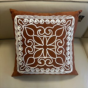 ALMOFADA VELUDO TERRACOTA COM APLIQUE BRANCO