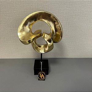 ESCULTURA DOURADO EM POLIRESINA COM A BASE PRETA