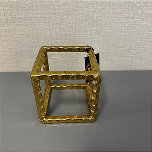 ESCULTURA CUBO EM METAL DOURADO