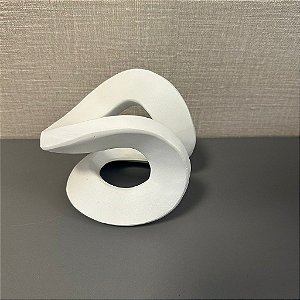 ESCULTURA EM RESINA BRANCA G 18CM P 12CM