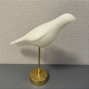 ESCULTURA EM RESINA PASSARO  BRANCO COM BASE DOURADO G