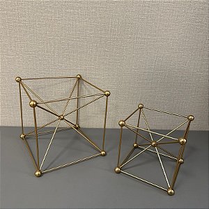 ESCULTURA CUBO ARAMADO EM METAL DOURADO G 20cm M 15cm