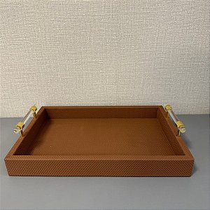 BANDEJA DECORATIVA EM MADEIRA COM REVESTIMENTO MARROM EM PU E METAL DOURADO M