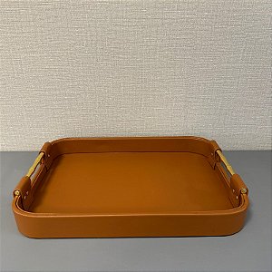 BANDEJA DECORATIVA EM MADEIRA COM REVESTIMENTO TERRACOTA EM PU E METAL DOURADO M