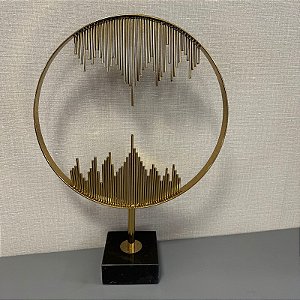 ESCULTURA EM METAL DOURADO COM BASE EM MARMORE PRETO G
