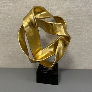 ESCULTURA EM RESINA DOURADO COM BASE PRETA 40X27 CM