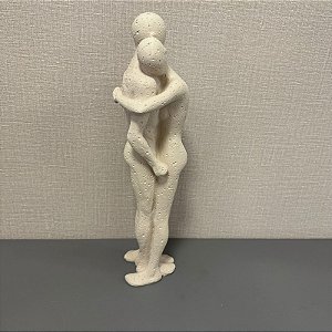 ESCULTURA CASAL ABRACADO  CREME