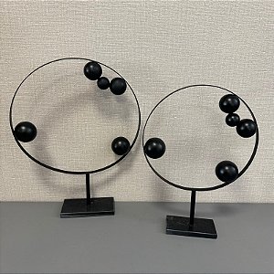 ESCULTURA ARCO COM BOLAS DECORATIVO EM FERRO E MARMORE PRETO G 40cm M 36cm