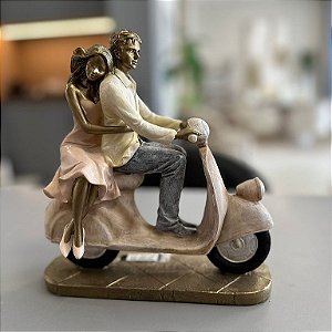 Escultura Casal com Motinha Champanhe 24cm