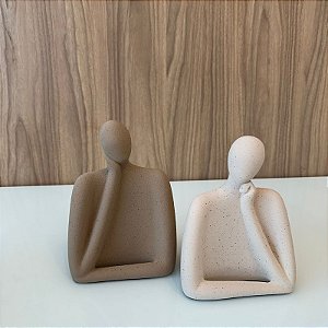 ESCULTURA PESSOA CASAL SINTONIA EM CERÂMICA BEGE E MARROM