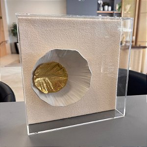 Quadro Acrilico com Escultura Branco e Dourado Modelo 01 25x25cm
