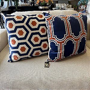 Almofada em Veludo com Serigrafia Laranja e Azul 50x50cm