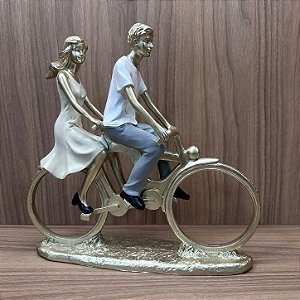 ESCULTURA CASAL NA BICICLETA 31X7,5X30 CM