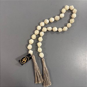 COLAR DECORATIVO EM RESINA E JUTA