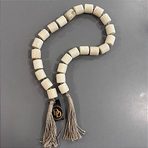 COLAR DECORATIVO EM RESINA E JUTA