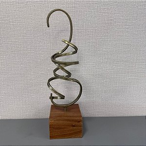 ESCULTURA EM METAL E MADEIRA