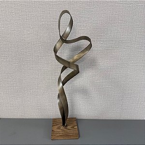 ESCULTURA EM METAL E MADEIRA