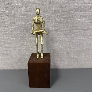 ESCULTURA PESSOA EM METAL E MADEIRA