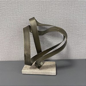 ESCULTURA EM METAL E PEDRA