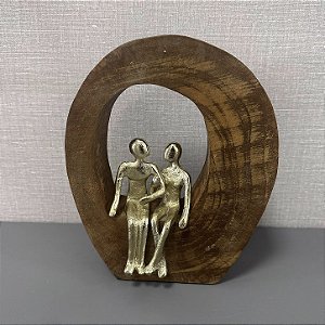 ESCULTURA CASAL EM MADEIRA E METAL