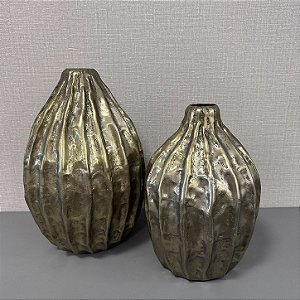 VASO EM METAL DOURADO