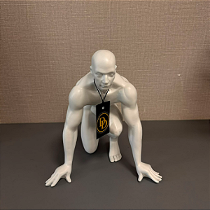 ESTATUETA ATLETA EM RESINA BRANCO 26x26x24cm