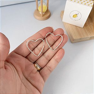 Brinco argola coração fio torcido