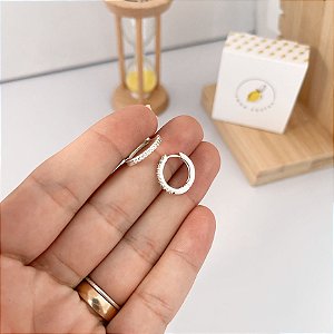 Brinco argola cravejada G clic