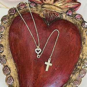 Pingente feminino Gravatinha, com pingente coração e Cruz cravada com zirconias brancas.