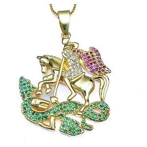 Colar com Pingente São Jorge cravejado com zirconias coloridas banhado a ouro 18k.