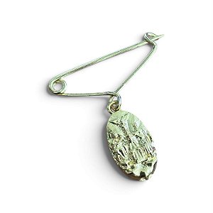 Alfinete com pingente Divino Pai Eterno, banhado a ouro 18k com 10 milésimos.