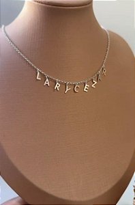 Colar letras penduradas (até 14 letras)