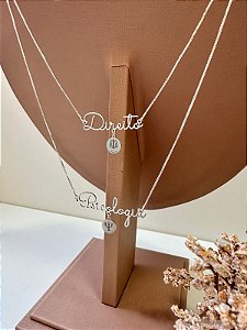 Colar personalizado nome fonte fina e placa profissão pendurada
