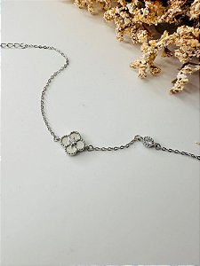 Pulseira inspiração trevo madrepérola com ponto de luz