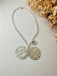 Pulseira 2 plaquinhas de São Bento e ponto de luz pendurado