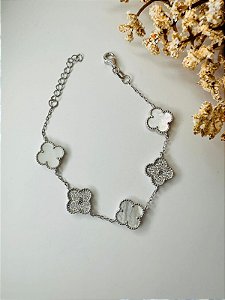 Pulseira inspiração trevo madrepérola com cravejado G