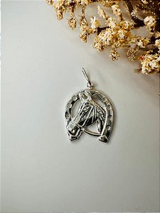 Pingente ferradura e cavalo