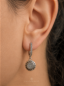 Brinco inspiração Pandora argola em U cravejada com círculo cravejado