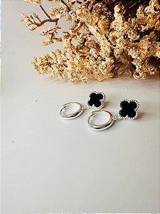 Brinco argola inspiração trevo preto