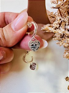 Brinco inspiração Tiffany meia argola com coração pendurado