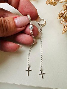 Brinco argola lisa com corrente e cruz na ponto