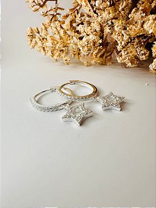 Brinco argola cravejada estrela